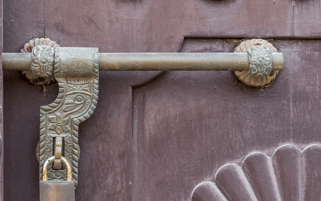 Catenacci in ottone: sicurezza ed eleganza per porte e mobili