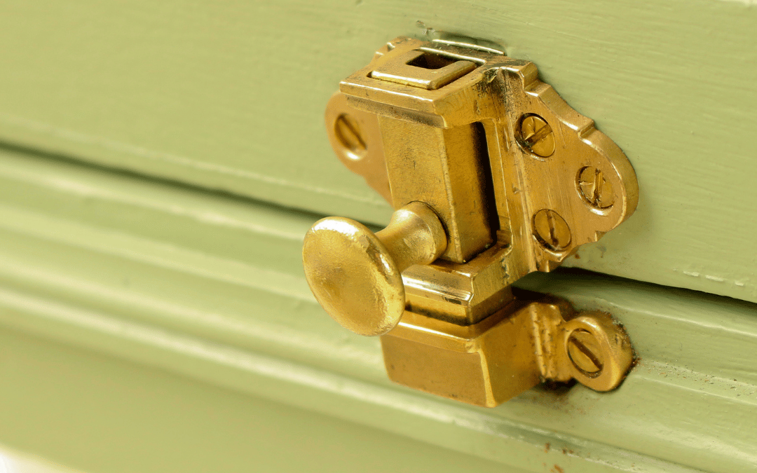 Come scegliere gli accessori in ottone per porte e finestre