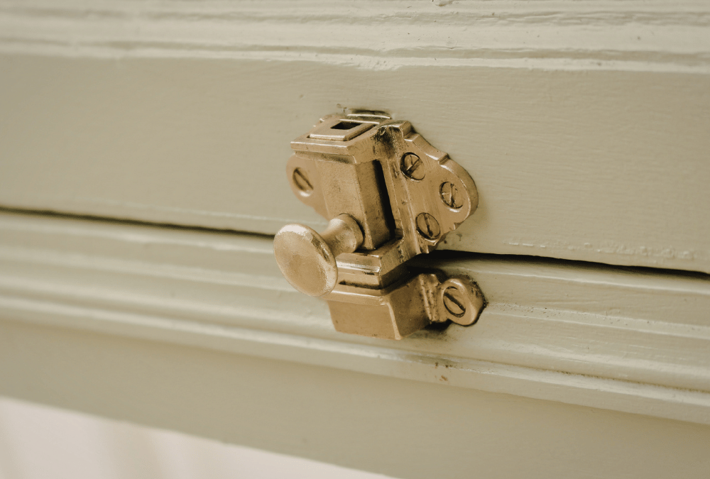 Accessori in ottone per infissi in legno: abbinamenti perfetti per ogni ambiente