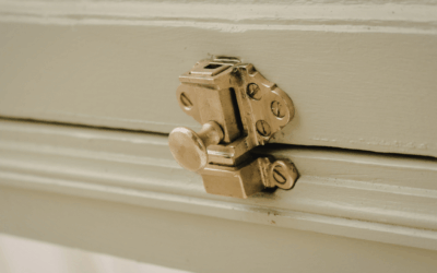 Accessori in ottone per infissi in legno: abbinamenti perfetti per ogni ambiente