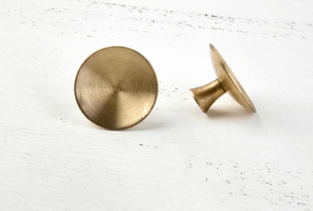 Accessori in ottone per mobili moderni: idee e consigli per arredare con stile