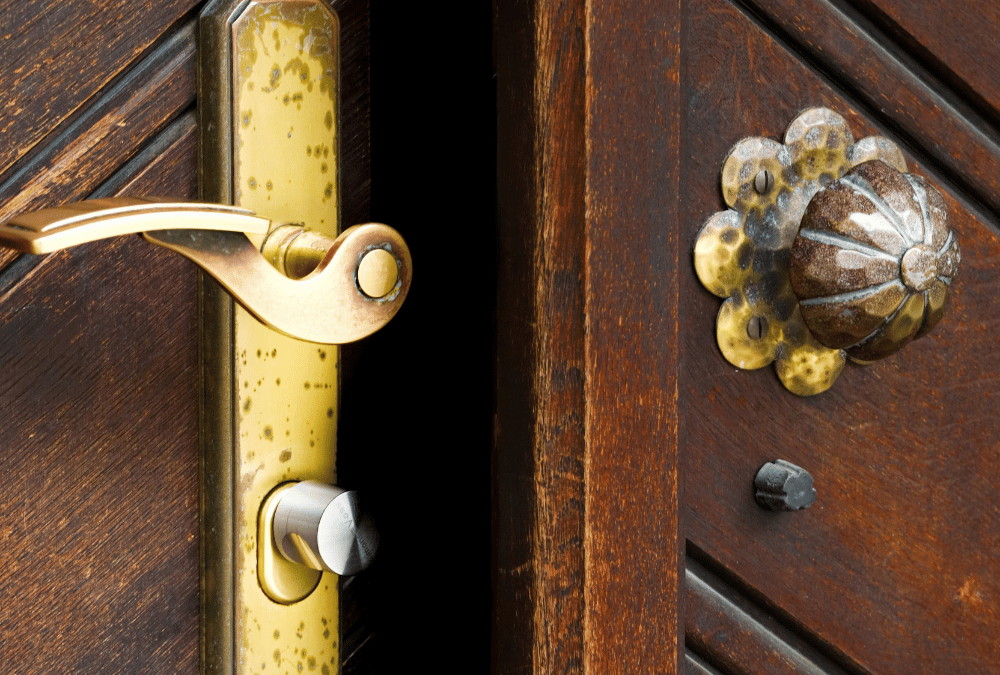 Accessori in ottone per porte blindate: sicurezza, estetica e robustezza