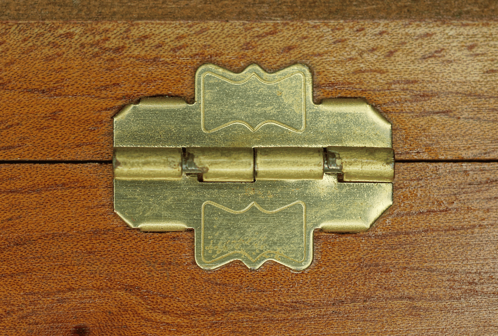 Accessori in ottone per restauro: valorizzare porte e mobili d’epoca