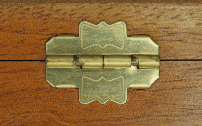 Accessori in ottone per restauro: valorizzare porte e mobili d’epoca
