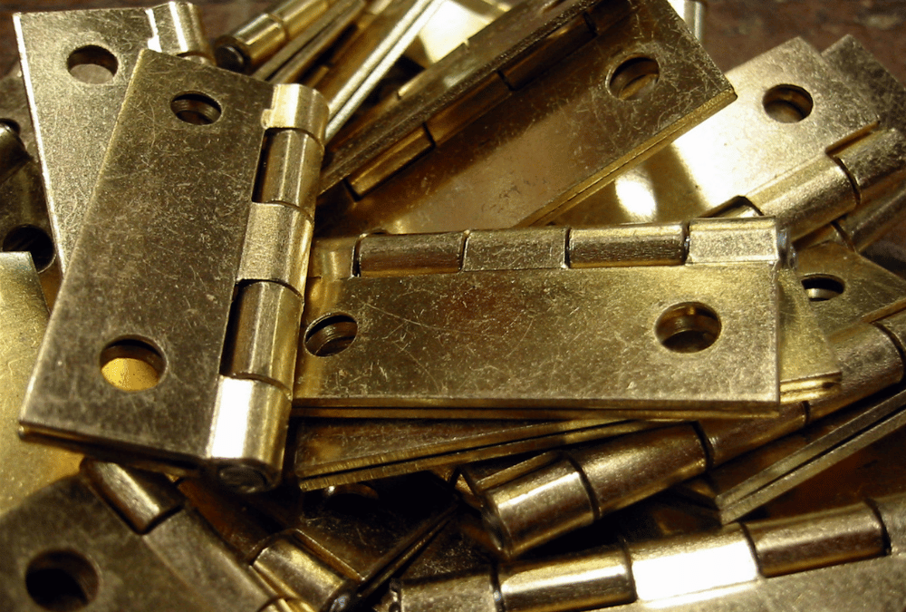 Catenacci in ottone per persiane e scuri: protezione e durata nel tempo