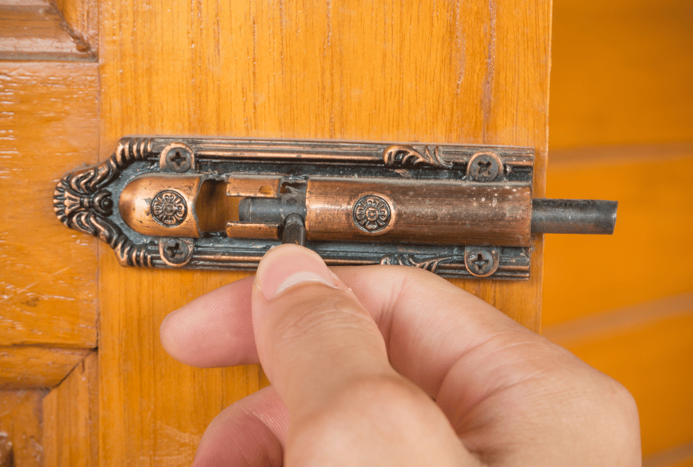 Catenacci in ottone per porte interne: sicurezza discreta e design elegante