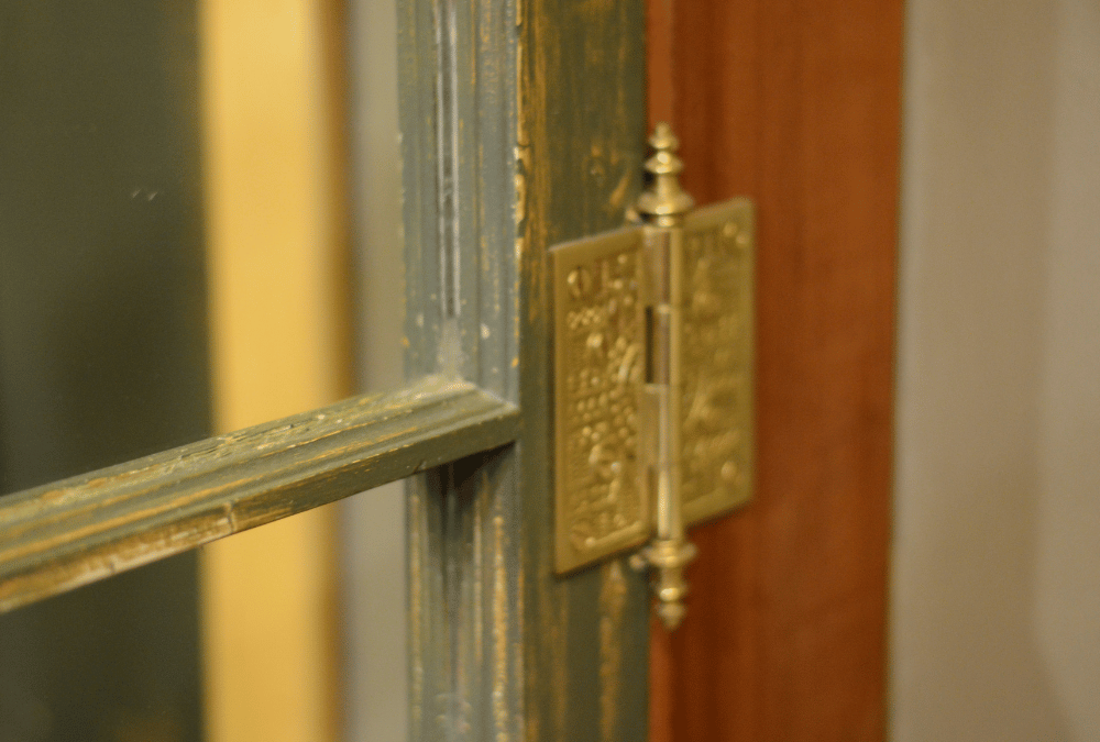 Cerniere in ottone a vista: quando usarle e quali modelli scegliere